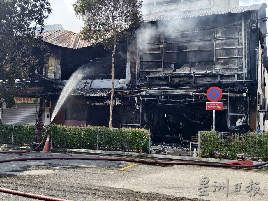 （已签发）柔：新山市区一早传火警   烧毁3间双层店面