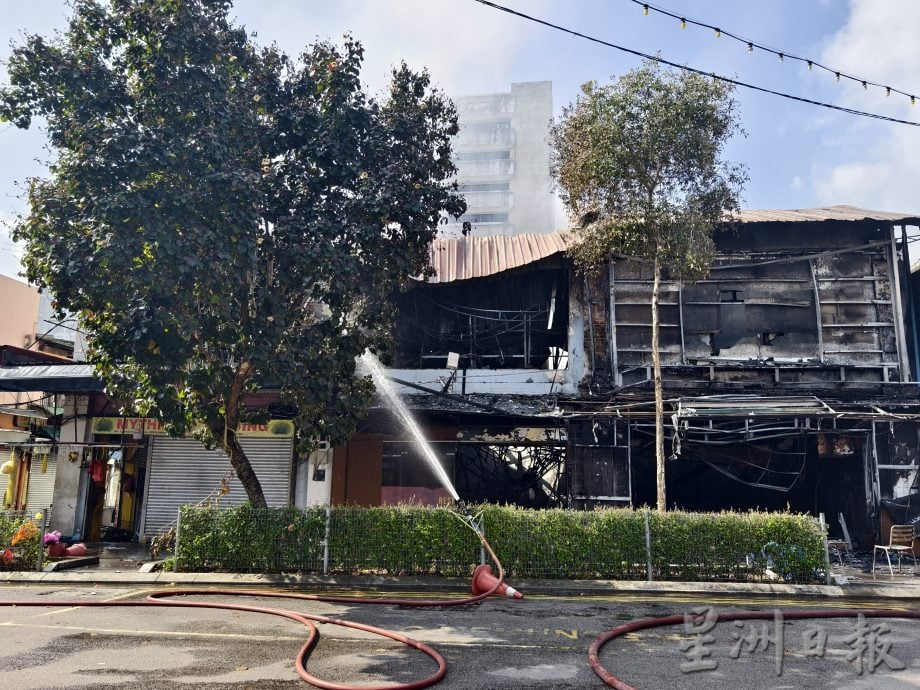 （已签发）柔：新山市区一早传火警   烧毁3间双层店面