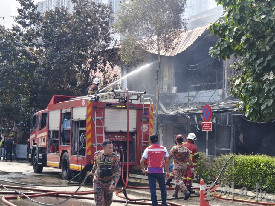 （已签发）柔：新山市区一早传火警   烧毁3间双层店面
