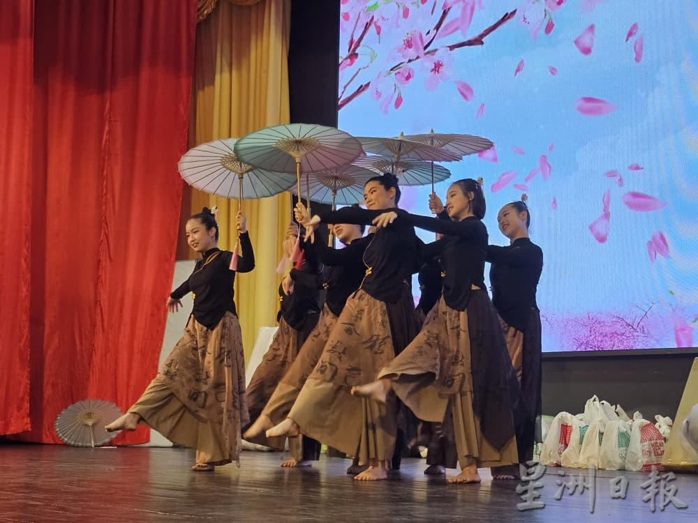 东：吉兰丹家俱同业工商会庆祝成立第35周年纪念、鲁班先师宝诞暨筹募活动基金联欢晚宴。