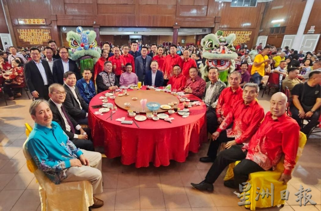 东：吉兰丹家俱同业工商会庆祝成立第35周年纪念、鲁班先师宝诞暨筹募活动基金联欢晚宴。