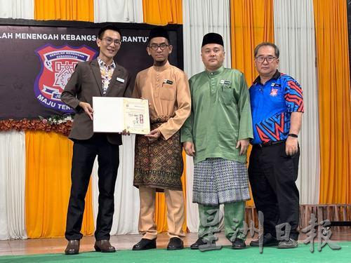 东：第16届《逢甲杯》全国中学正体字书法比赛 而连突县4中学262名学生参与