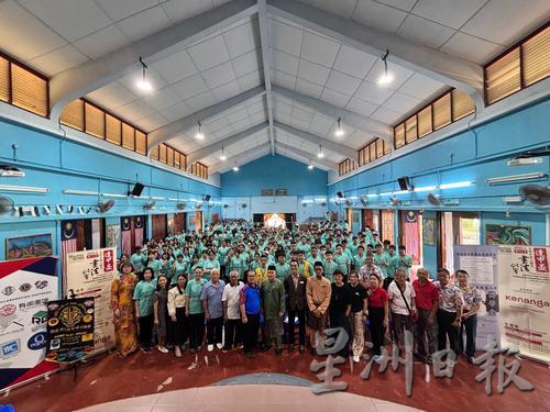 东：第16届《逢甲杯》全国中学正体字书法比赛 而连突县4中学262名学生参与