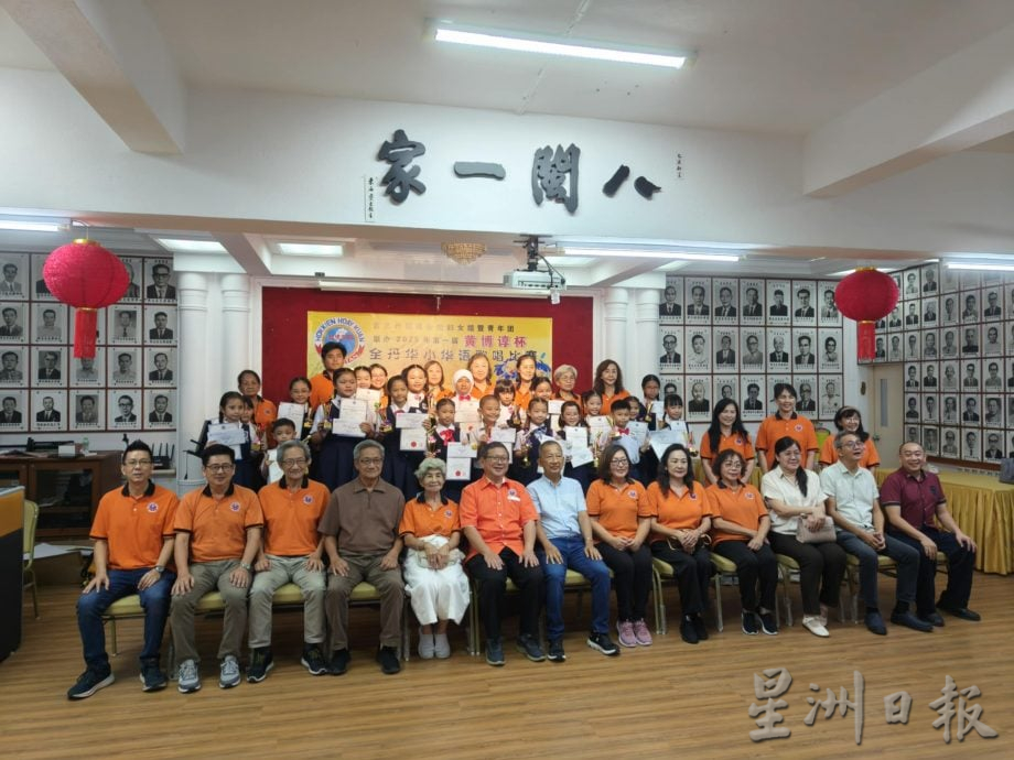 东:由吉兰丹福建会馆妇女组与青年团联合主办的“2025年第一届《黄博谆杯》全丹华小华语歌唱比赛”,歌声飞扬,圆满举行。同样来自哥打峇鲁中华华小的陈恩熙和王纾宁,分别拿下低年组和高年组冠军。