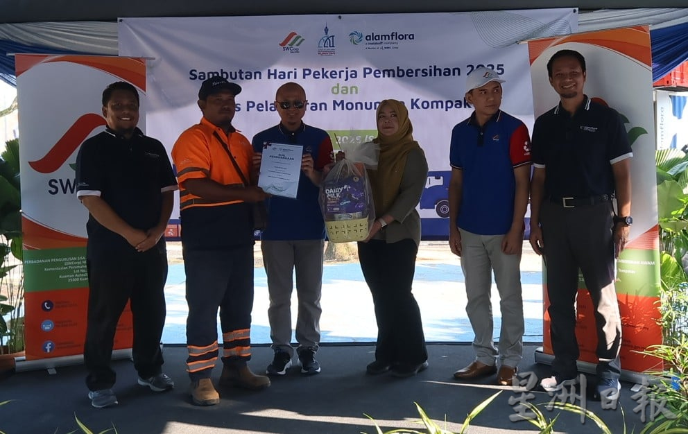 东:已签发:国家固体废料管理机构(SWCorp)设施部主管阿兹曼为全马首个“清洁英雄纪念碑”主持推介礼,希望借此提升民众环保意识及尊重清洁人员