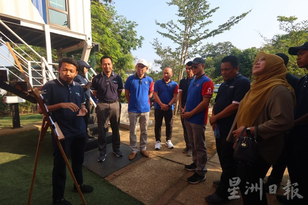 东:已签发:国家固体废料管理机构(SWCorp)设施部主管阿兹曼为全马首个“清洁英雄纪念碑”主持推介礼,希望借此提升民众环保意识及尊重清洁人员