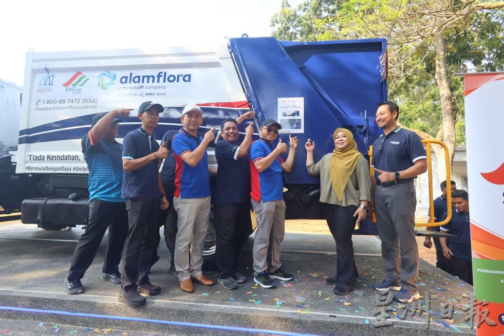 东:已签发:国家固体废料管理机构(SWCorp)设施部主管阿兹曼为全马首个“清洁英雄纪念碑”主持推介礼,希望借此提升民众环保意识及尊重清洁人员