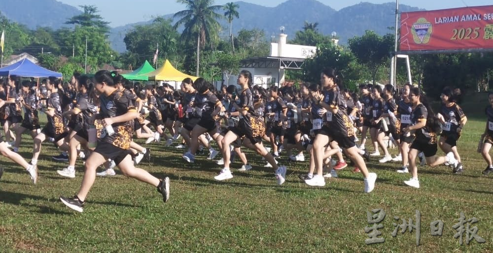 霹／育才独中“慈善义跑” 千人挥汗献力筹建校基金