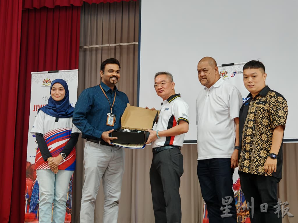 (古城版)邱培栋邀请民众河边跑步边谈投诉课题,边维持身体健康