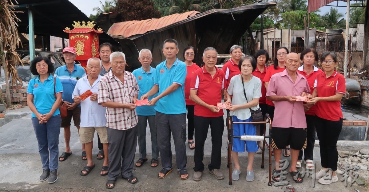 **已签发**柔︰武吉仕砵盂兰慈善社派援助金 5火灾灾黎受惠