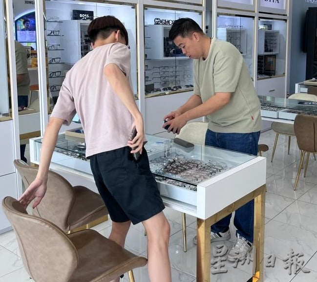 （古城第二版主文）敬业乐业——眼镜业者为客户提供合适的视力解决方案