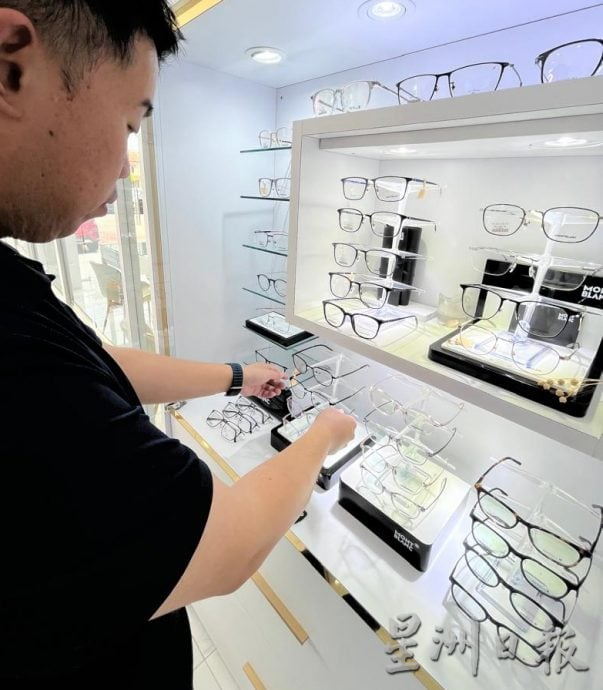 （古城第二版主文）敬业乐业——眼镜业者为客户提供合适的视力解决方案