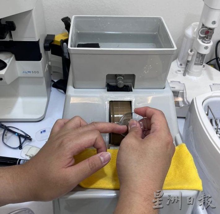 （古城第二版主文）敬业乐业——眼镜业者为客户提供合适的视力解决方案