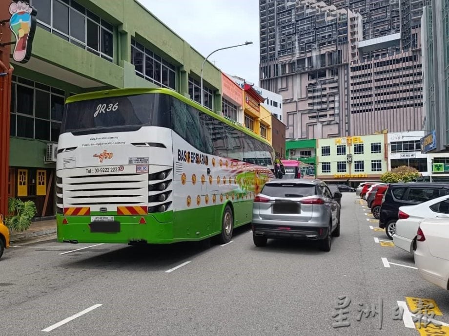 (古城封面副文)旅游违停马六甲拉也21路,繁忙时段交通瘫痪