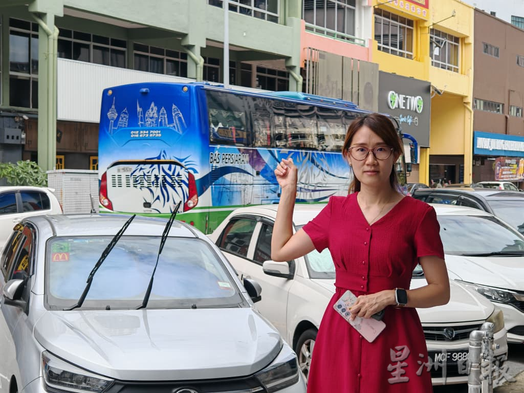 (古城封面副文)旅游违停马六甲拉也21路,繁忙时段交通瘫痪