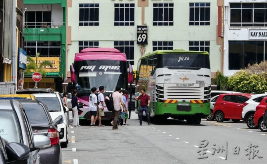 (古城封面副文)旅游违停马六甲拉也21路,繁忙时段交通瘫痪