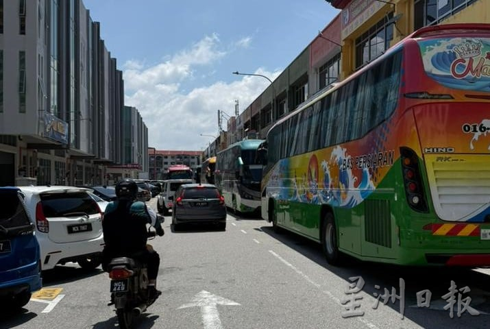 (古城封面副文)旅游违停马六甲拉也21路,繁忙时段交通瘫痪