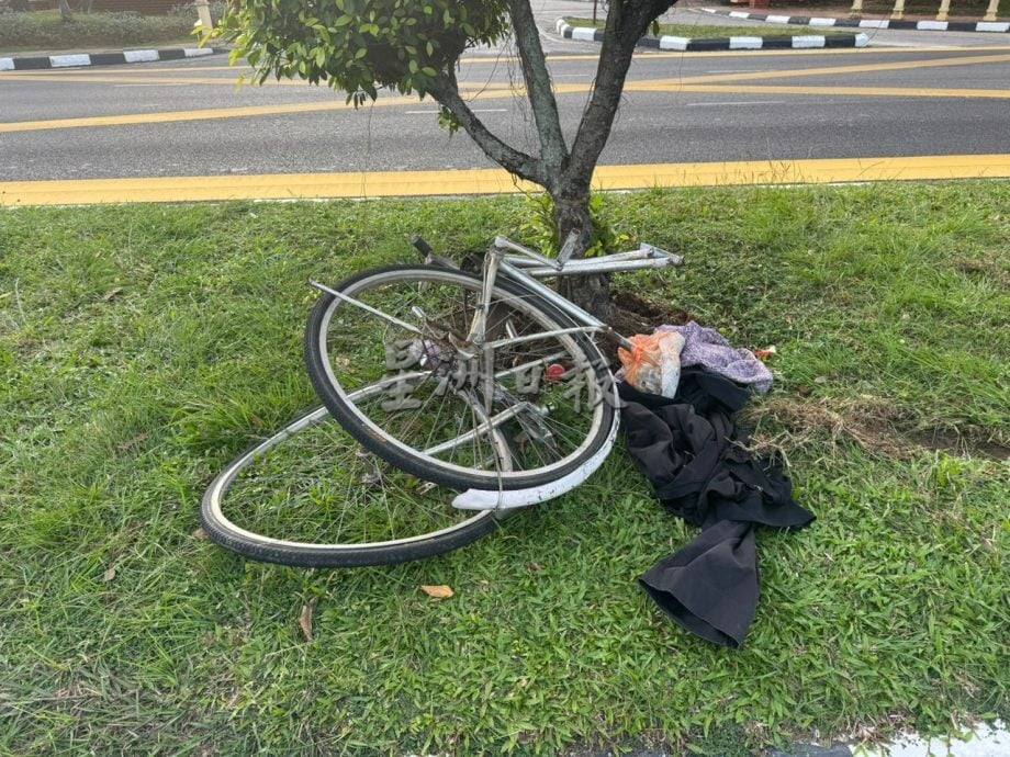 突然横越道路遭汽车撞倒,脚踏车骑士重伤不治。