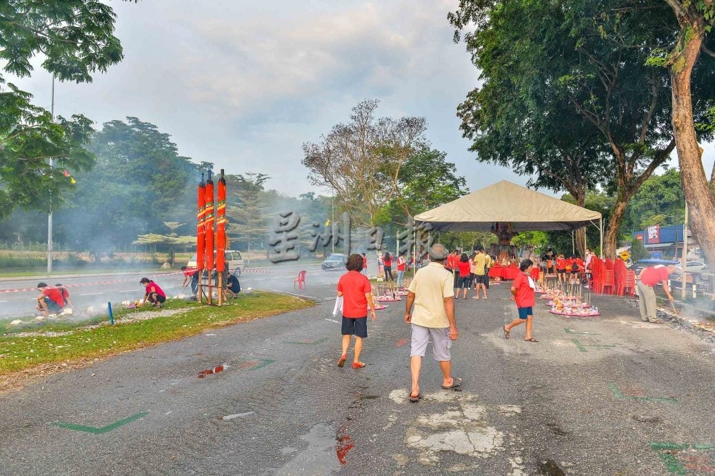 供星洲网：物价飙升冲击盂兰胜会，烧猪订单现疲态