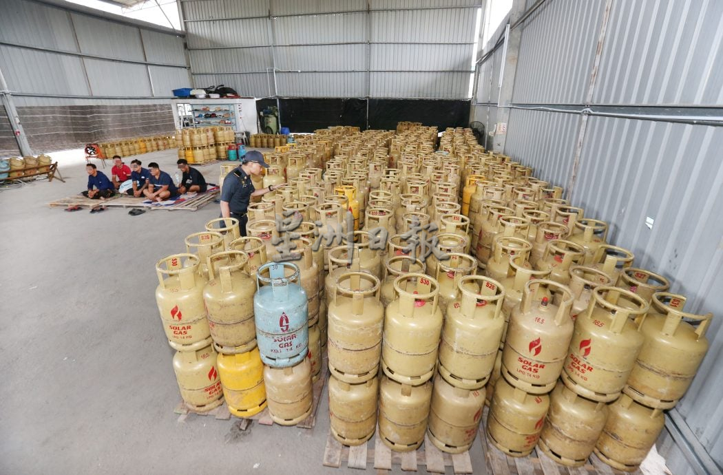 霹最大宗转装津贴煤气案   华都牙也仓库遭取缔起获1899煤气桶