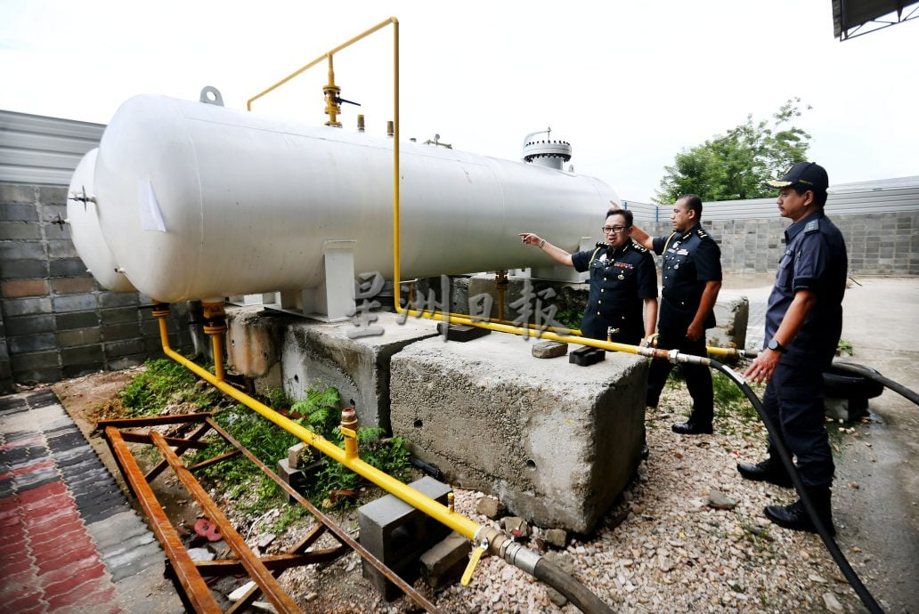 霹最大宗转装津贴煤气案   华都牙也仓库遭取缔起获1899煤气桶