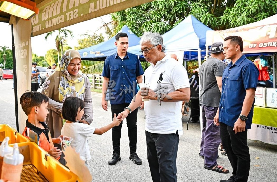 彭州苏丹逛夜市与民亲近。