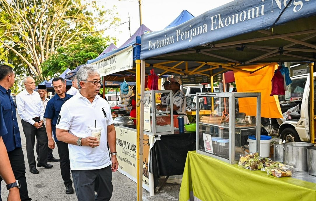 彭州苏丹逛夜市与民亲近。