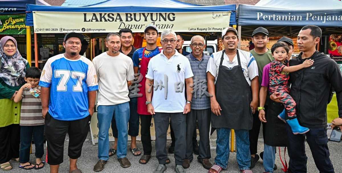 彭州苏丹逛夜市与民亲近。