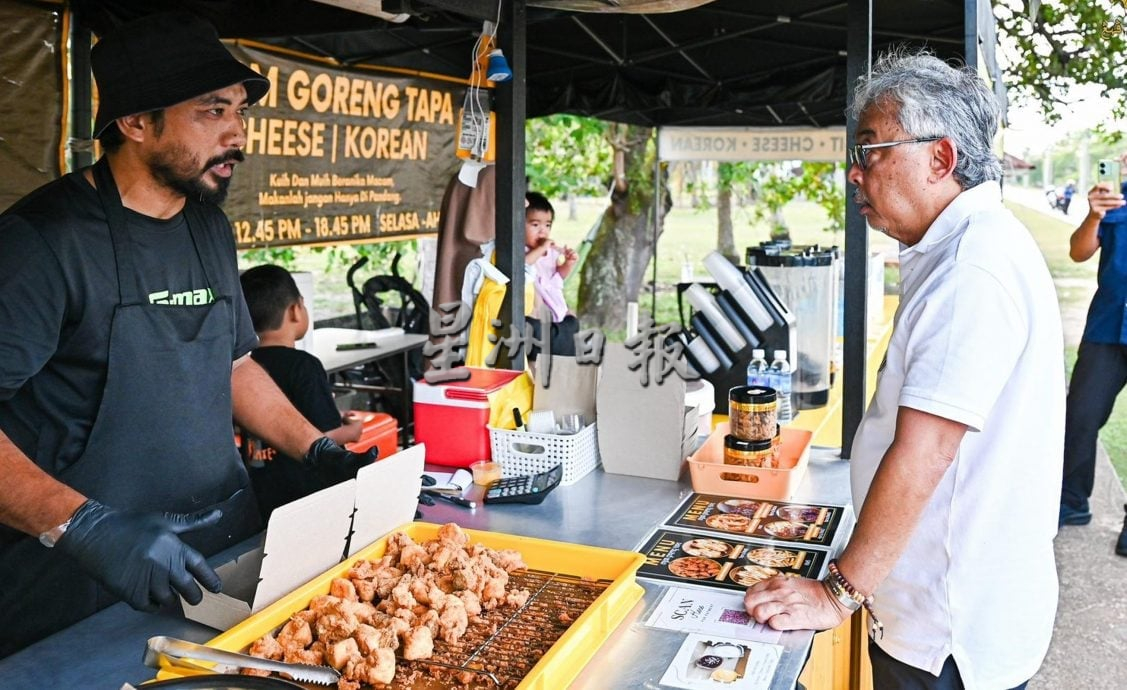 彭州苏丹逛夜市与民亲近。