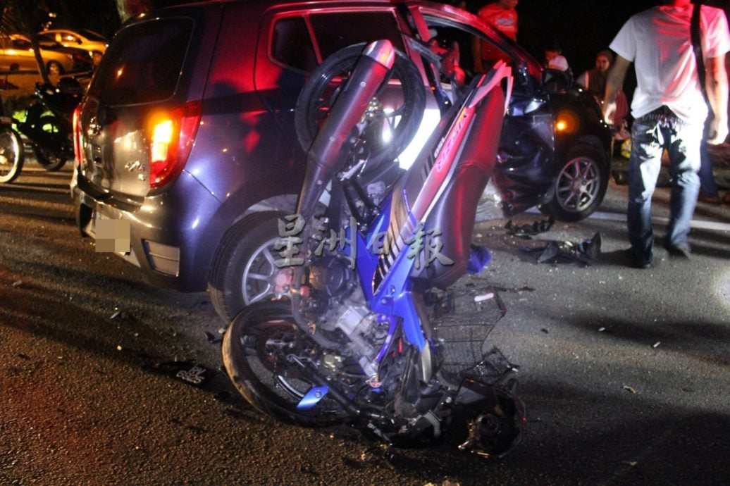 **已签发**柔：摩托车撞U转汽车，21岁骑士当场丧命