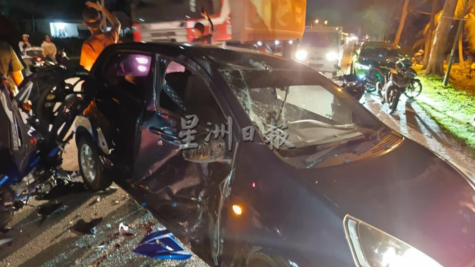 **已签发**柔：摩托车撞U转汽车，21岁骑士当场丧命