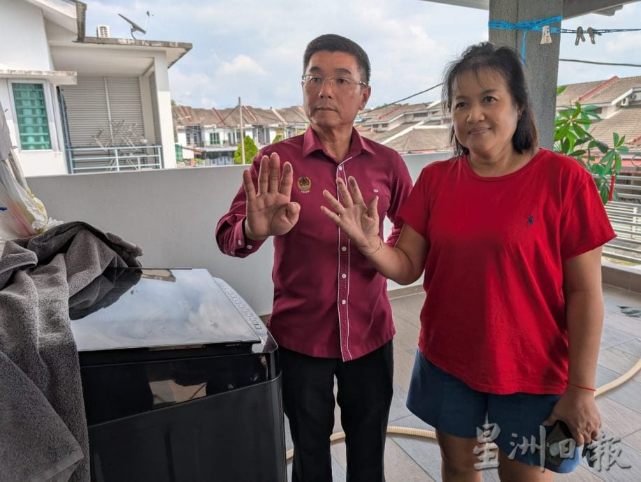 环境局在后廊装置空气素质监督器查神秘黑色粉尘