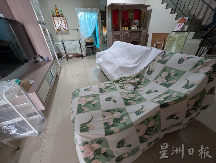 环境局在后廊装置空气素质监督器查神秘黑色粉尘