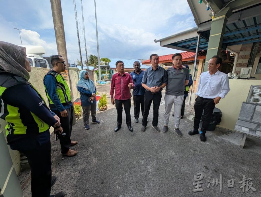 环境局在后廊装置空气素质监督器查神秘黑色粉尘