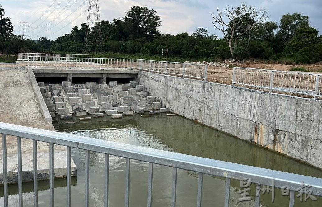 (古城封面副文)甲州首长巡视亚罗牙也防洪计划工程