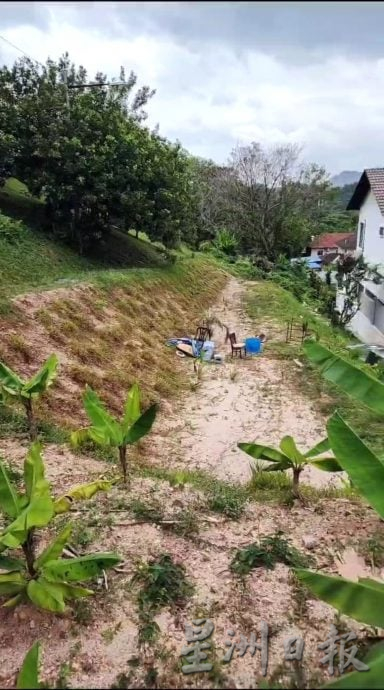 供星洲网/擅自挖掘政府土地 堆泥占空地引邻里不满