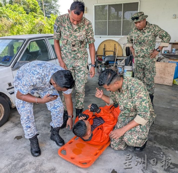 海军跳伞员遭强风吹袭 强降落民宅屋顶受伤