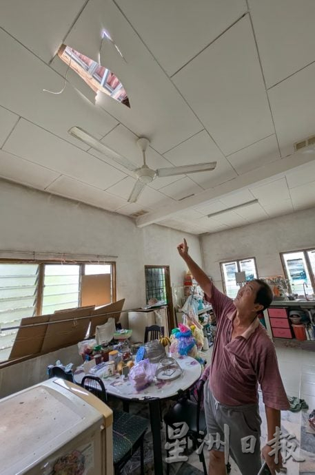 海军跳伞员遭强风吹袭 强降落民宅屋顶受伤