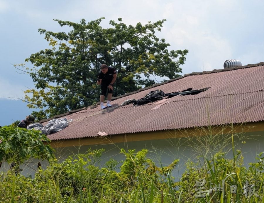 海军跳伞员遭强风吹袭 强降落民宅屋顶受伤