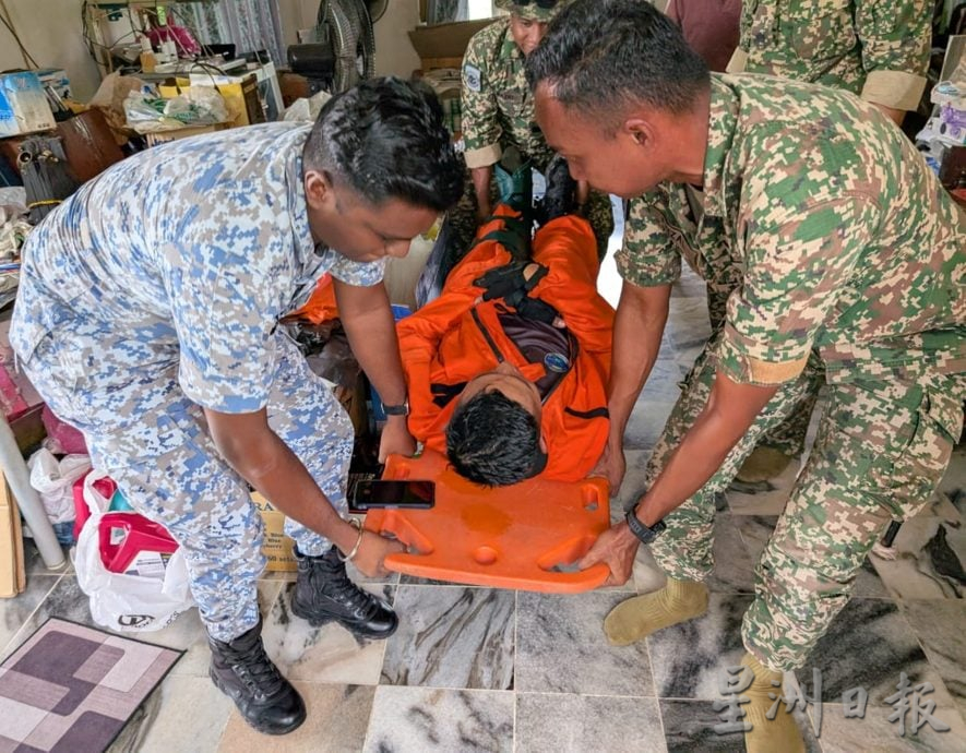 海军跳伞员遭强风吹袭 强降落民宅屋顶受伤