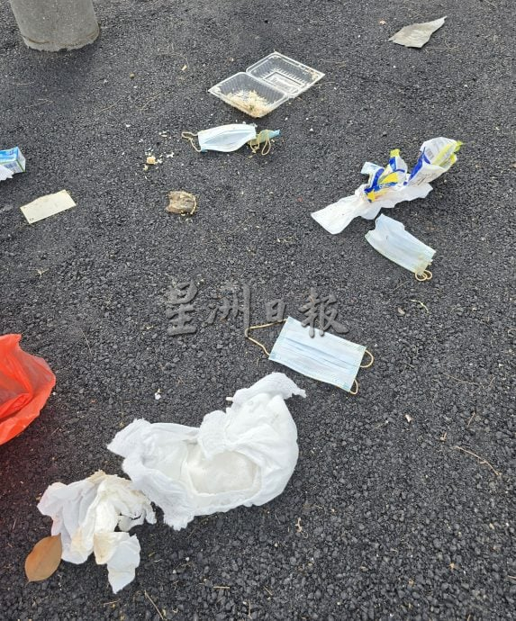 乱丢垃圾陋行 垃圾工友身心疲惫