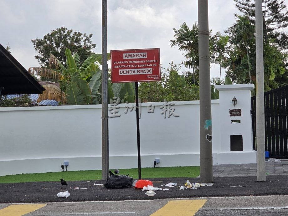 乱丢垃圾陋行 垃圾工友身心疲惫