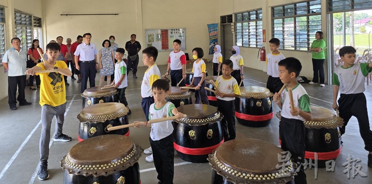 (古城)“英才小学廿四节令鼓队”正式成立 盼吸引华裔家送孩子入英才就读