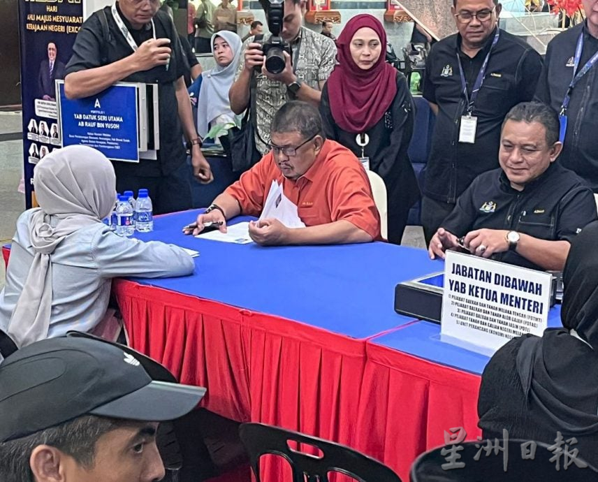 （古城第五版主文）甲行政议员聚集州政府大厦，与民众面对面交流