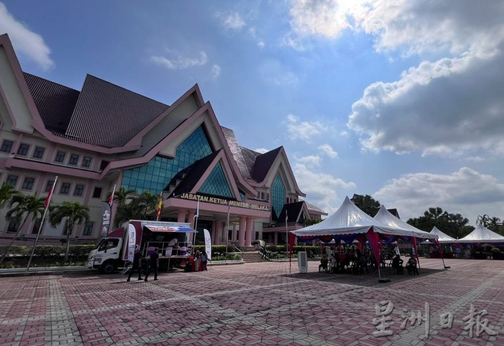 （古城第五版主文）甲行政议员聚集州政府大厦，与民众面对面交流