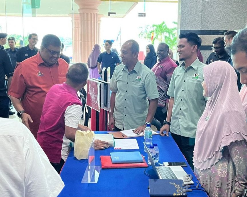 （古城第五版主文）甲行政议员聚集州政府大厦，与民众面对面交流