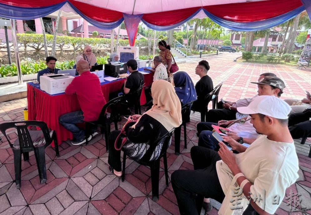 （古城第五版主文）甲行政议员聚集州政府大厦，与民众面对面交流