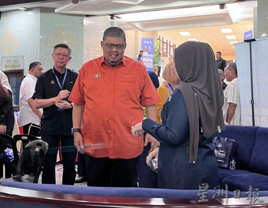 （古城第五版主文）甲行政议员聚集州政府大厦，与民众面对面交流