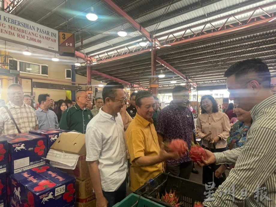 请签发-大都会封底/早报头/黄日昇与市政局开闭门会议探讨解决批发公市外劳问题/6图