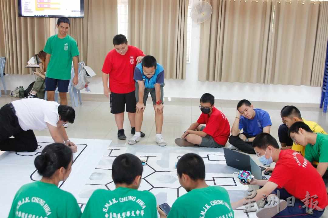 东:哥市中华华中与中国泉州轻工职业学院联合主办的“马来西亚海丝学院第三期数字能力课程班”顺利举办。22名中华华中学生参与了该项为期2天的“LEGO SPIKE Prime”培训课程,反应踊跃。